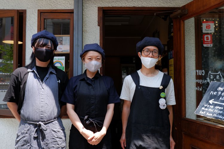 店長の山崎夏香さん（中央）とスタッフの皆さん。