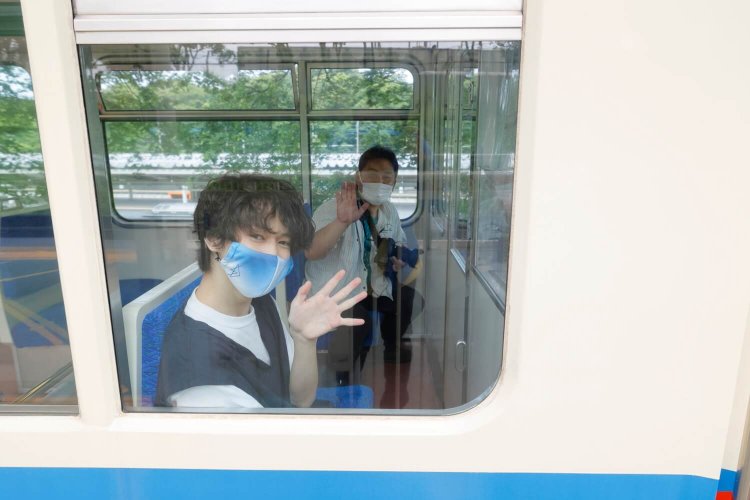 こぢんまりとした車体がちょっとかわいい西武山口線。助さんと壮吾くんは乗り込んだ時からご満悦だ。