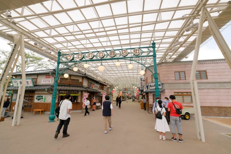 園内でまずゲストを出迎えてくれるのが「夕日の丘商店街」。