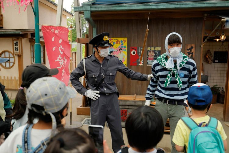 ドロボーは見事に捕まり、子供たちにかこまれた（笑）。