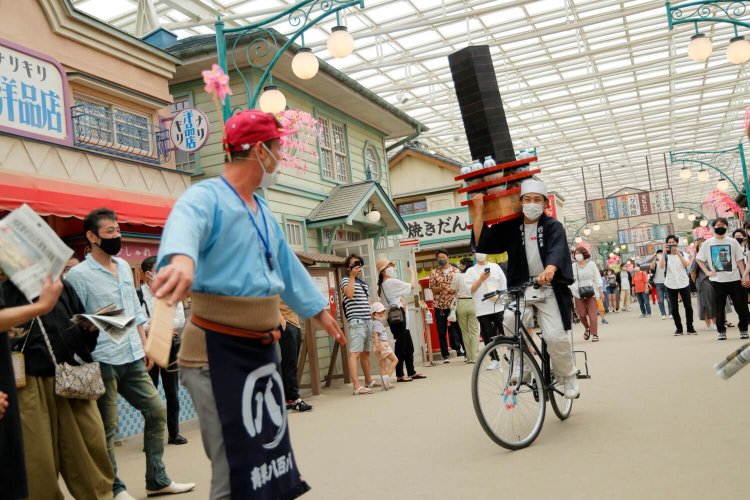ふらふらと自転車に乗る出前中の蕎麦屋さんに八百屋さんが……。