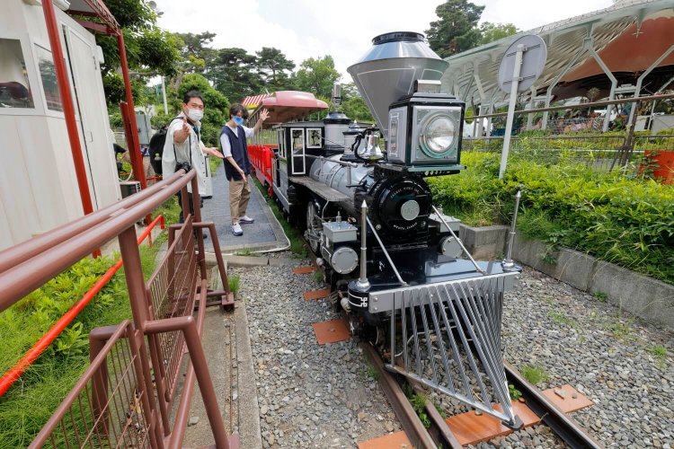 「レオとライヤの夕日列車」で運用中のウエスタンシルバー265号。2008～2020年の12年間「としまえん」で活躍していた機関車だ。移設にあたってエンジンは交換されており、元気いっぱい。