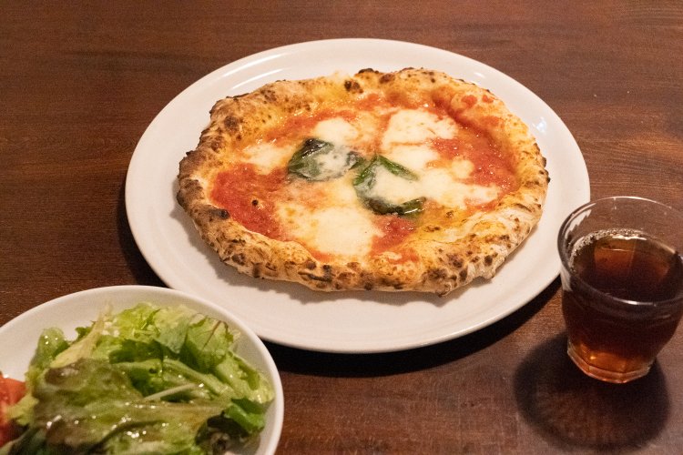 ランチのAセットはピッツァかパスタを選べる。サラダとアイスピーチティーがついて950円。