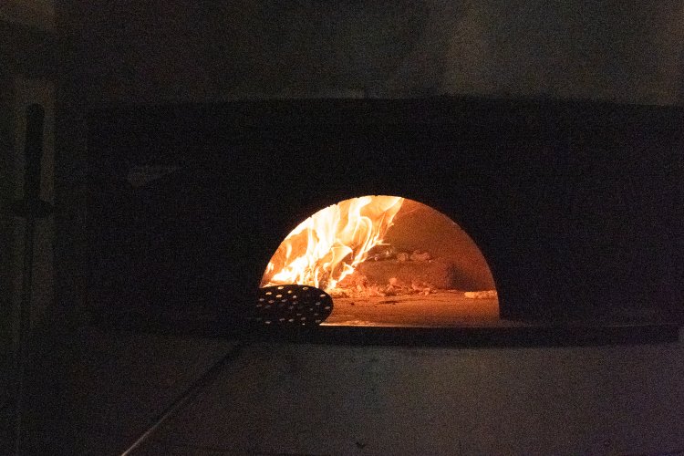 大きな窯だが、一度に焼けるのは2枚ずつ。