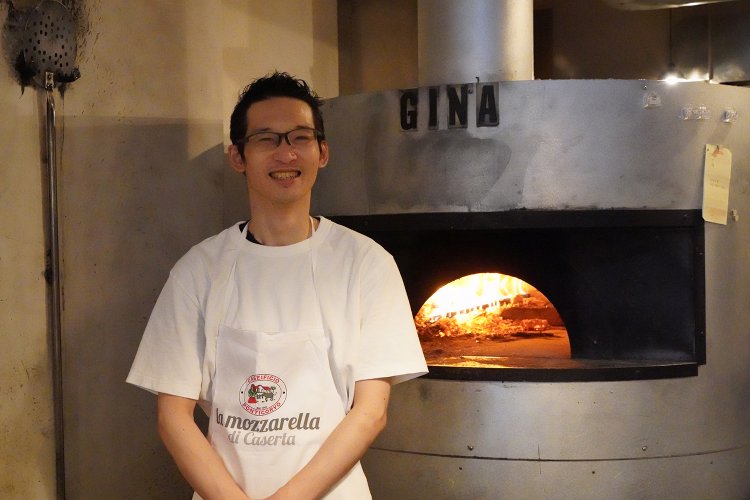 今もピッツァの食べ歩きが趣味という店長の石井将斗さん。