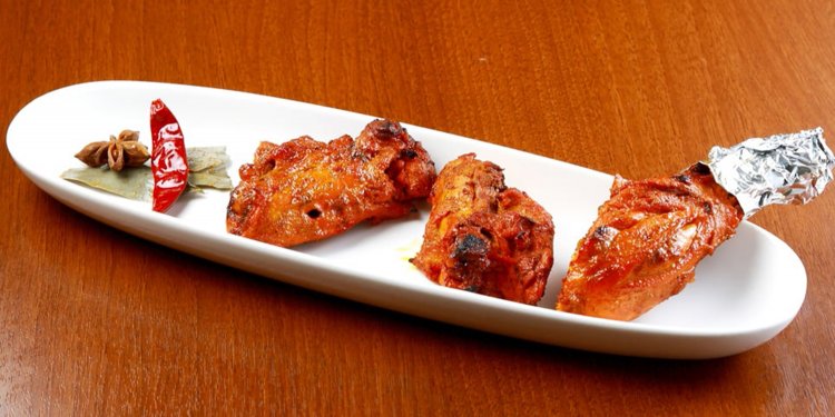 ヨーグルトとスパイスに漬けたタンドリー・チキン（3個）1200円は、人気の味。