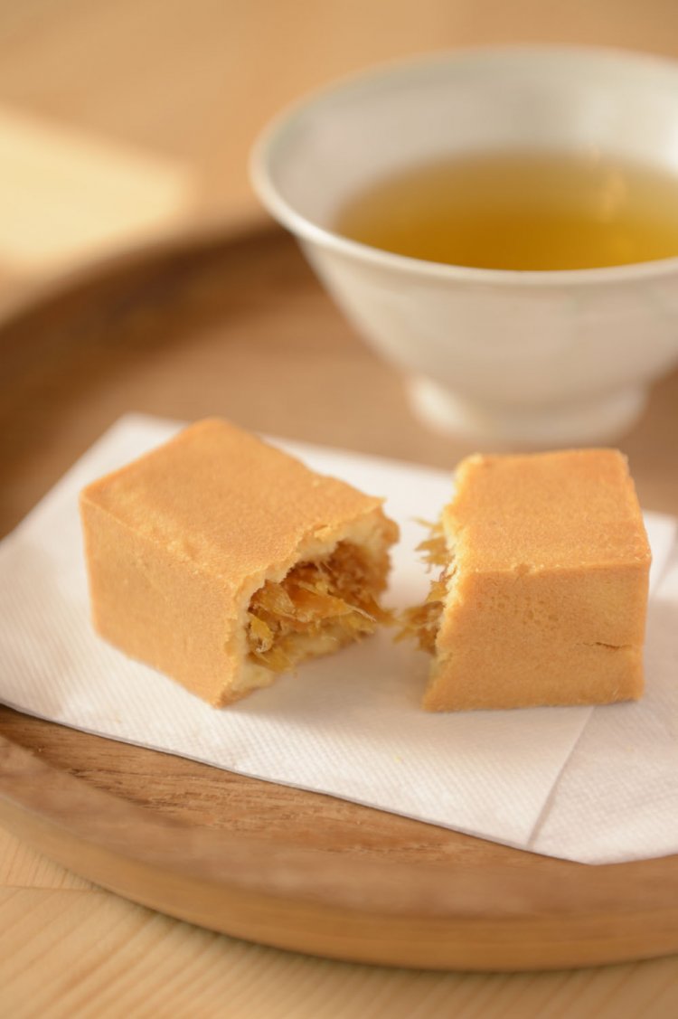 盆で供される鳳梨酥（パイナップルケーキ）と台湾高山烏龍茶。目にも麗しきおもてなし。商品は5個入り1500円、10個入り3000円など。