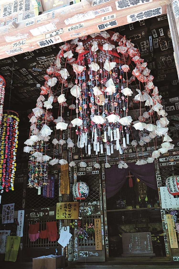 「二十番法王山岩之上堂」は秩父札所の中では最も古い建物。江戸初期に建てられ、宝永 年間（1704〜1710）には観音堂の彫刻の補修を行った。木々に囲まれた佇まいがいい。