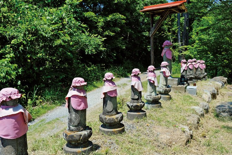 音楽寺の上、小鹿坂峠には秩父札所の創設者とされる十三賢者の地蔵が並んでいる。