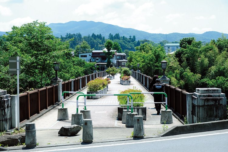 現在の秩父橋ができるまで使われた二代目の旧秩父橋。昭和6年（1931）に完成し、現在は橋上公園。すぐ隣には明治18年（1885）に完成した初代秩父橋の橋脚だけが残る。