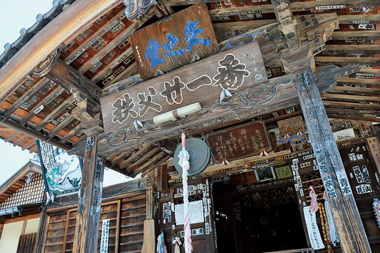 「二十一番要光山観音寺」は岩之上堂の先にある。大正12年（1923）に小学校の火災により類焼したが、本尊の観音菩薩は難を免れた。現在の本堂は小鹿野町の廃寺を移築したもの。