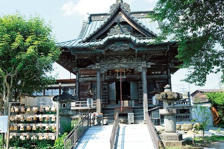 「十三番旗下山慈眼寺」は明治11年（1878）の秩父大火により焼失したが、明治34年（1901）に四萬部寺の本堂を模して再建された。目の健康に御利益があるといわれている。