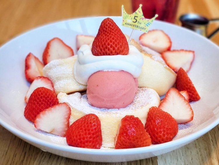 奇跡のパンケーキ 夏いちごづくし 1650円(期間限定2021年7月9日〜8月9日)。