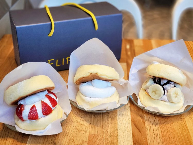 テイクアウト限定 ひんやりスフレサンド（ストロベリー 734円・プレーン 540円・チョコバナナ 626円）。