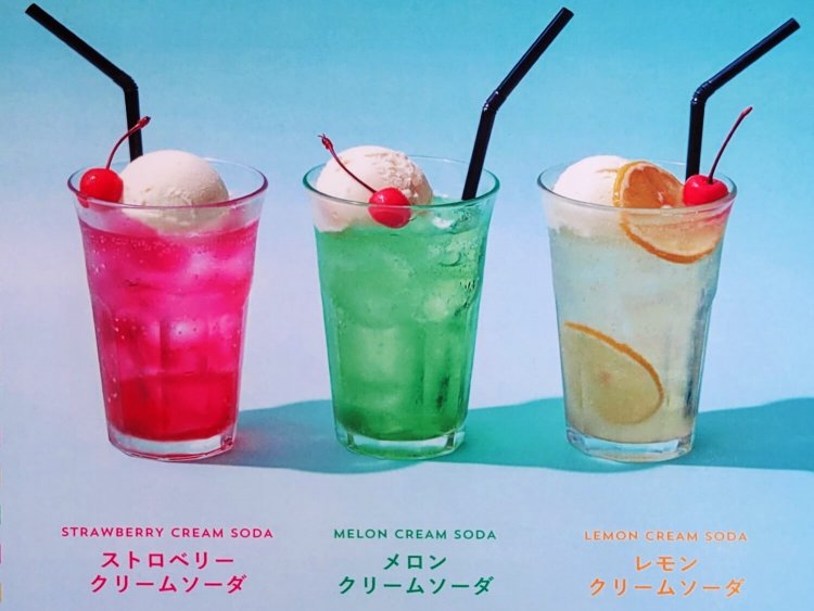 クリームソーダ（ストロベリー・メロン・レモン） 638円。