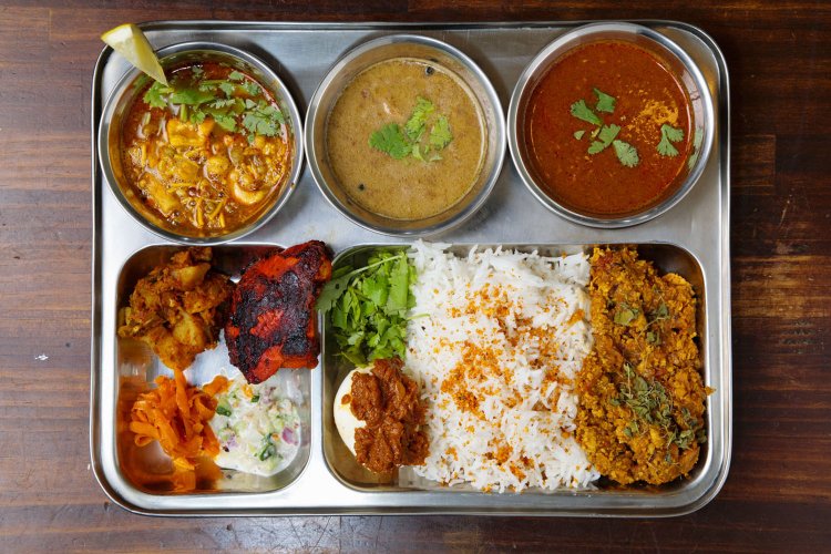 3種類プレート1200円。カレーは左上からミサル、パンドララッサ、タンブラーラッサ、右下にキーマの4種。チキンティッカなどの総菜も付く。