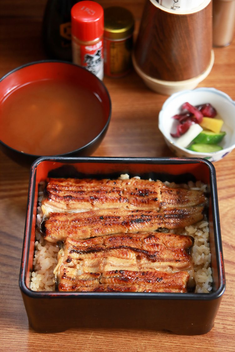 うなぎだってもちろん美味。うな重2400円で、1500円～用意。養殖技術が発達した台湾産か国産を用いる。夜のうな串セットは616円（夜のみのメニュー）。