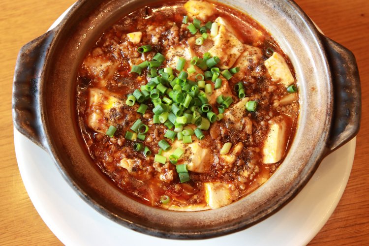 土鍋麻婆豆腐はランチセット1050円。