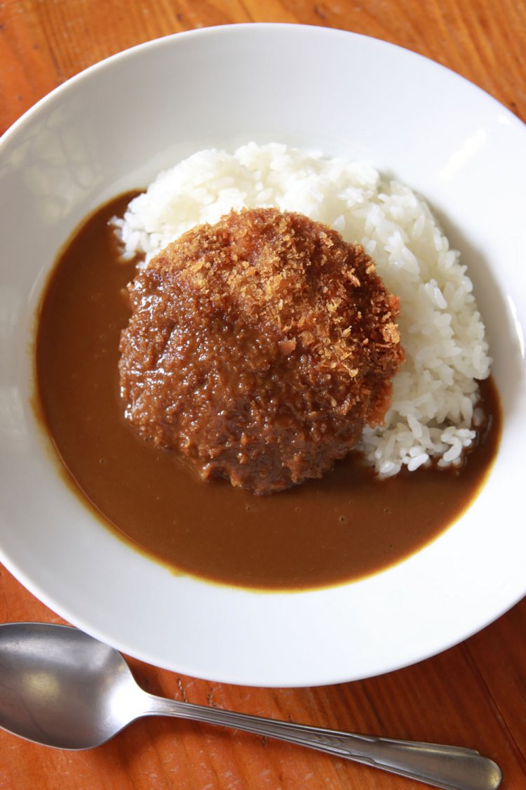 メンチカレーライス950円は馬肉メンチ＋馬肉カレーの合わせ技。馬の味を尊重し、野菜なしの欧風カレーのようだ。