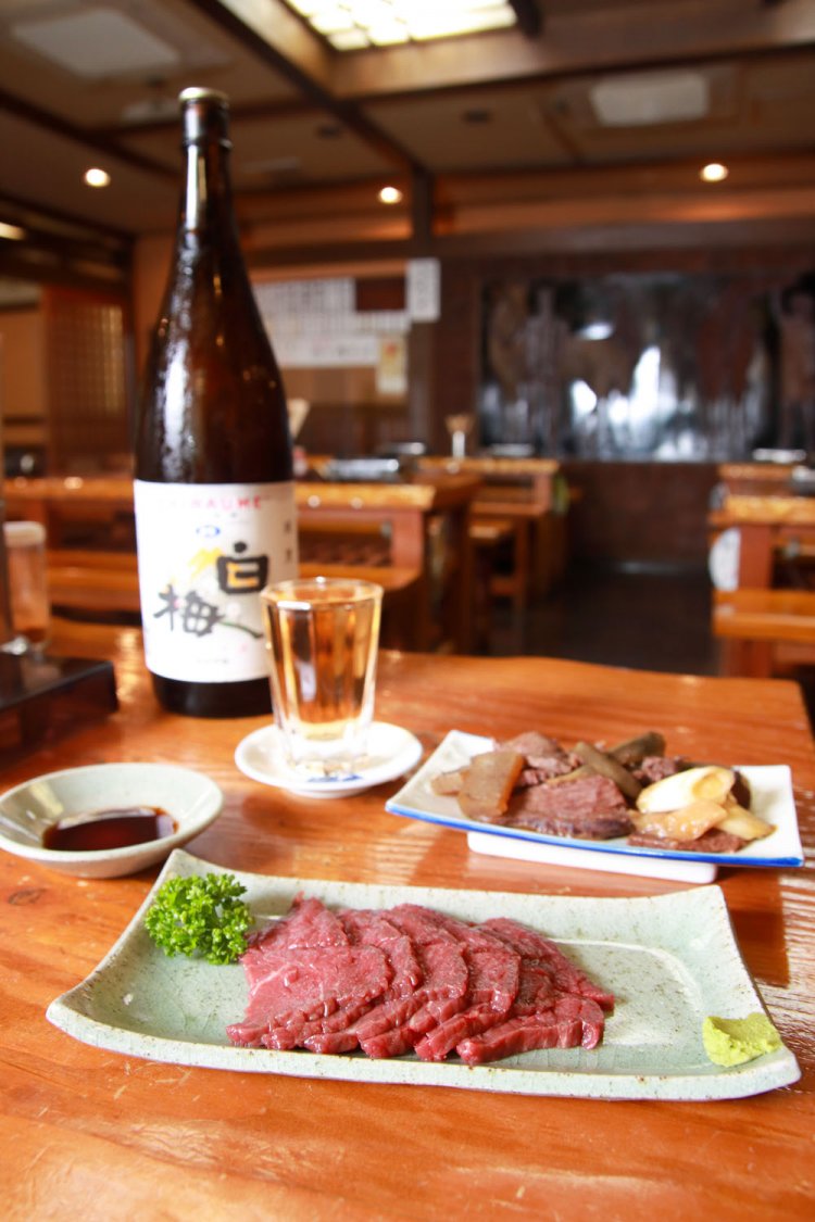 上馬刺し1320円、肉皿（煮込み）550円、うめ割300円が看板セットだ。