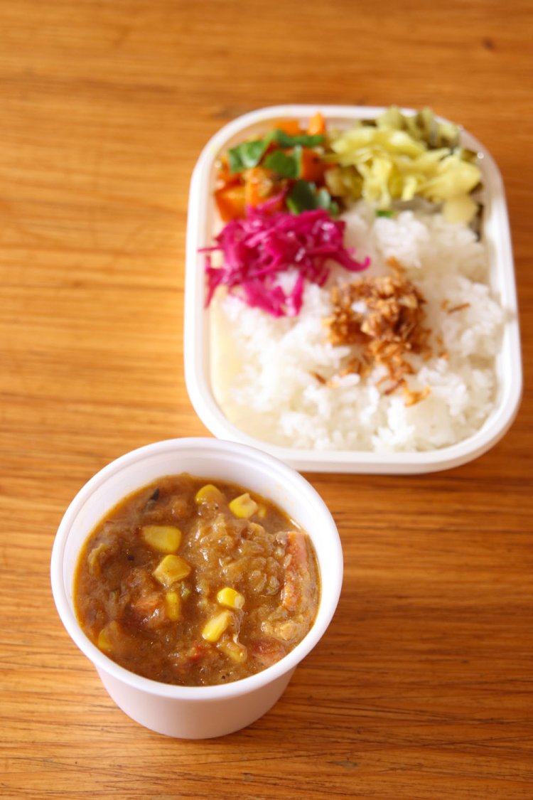 カレー弁当800円。写真は豚肉とコーンのスパイスカレー。