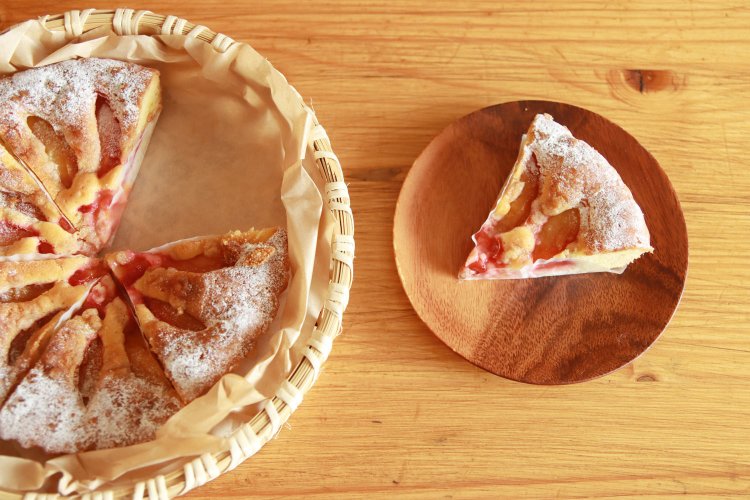 「甘くない、弁当屋のお菓子」は、一期一会のすももケーキ1ピース380円ほか、タッパープリン640円も人気。