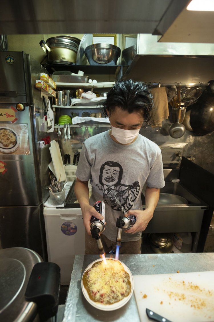 バーナーで焼き目を入れるチーズカレー900円。