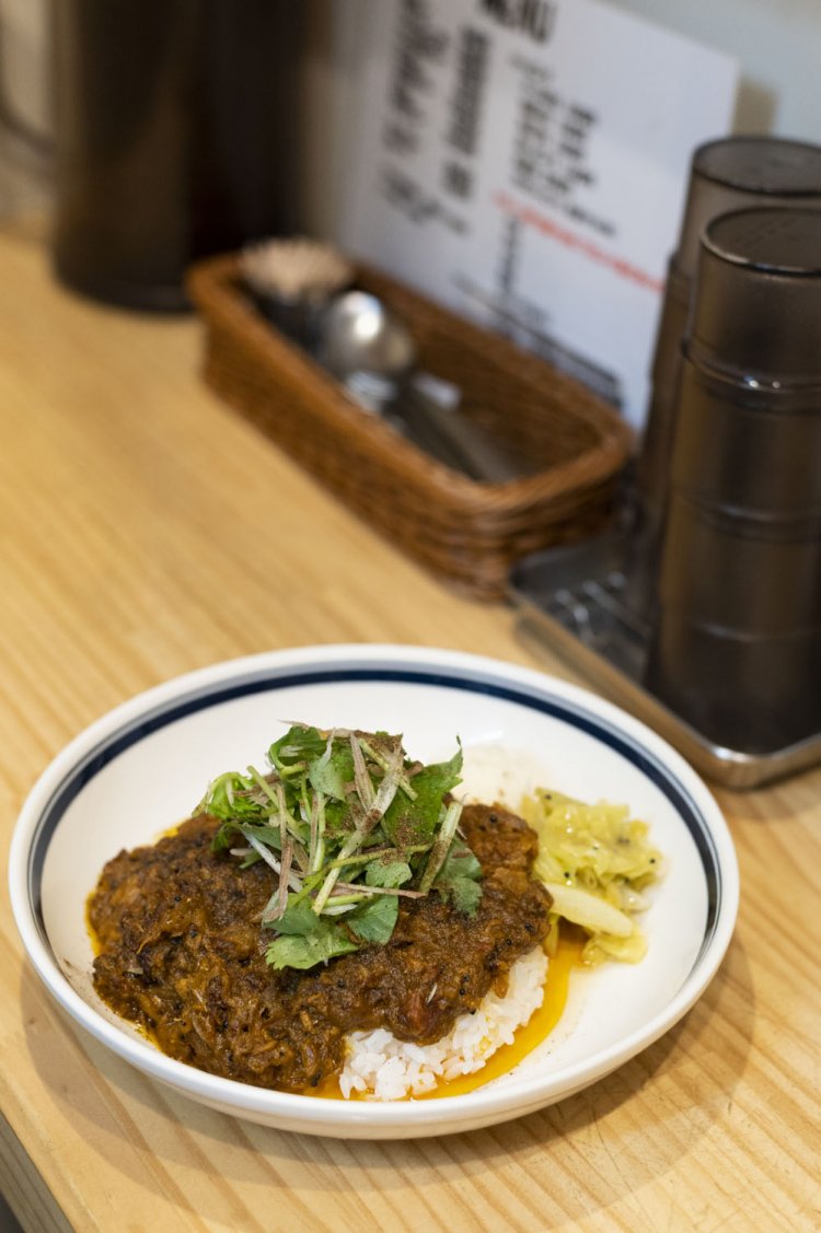 卓上の柴漬けとも好相性の鯖キーマ860円。
