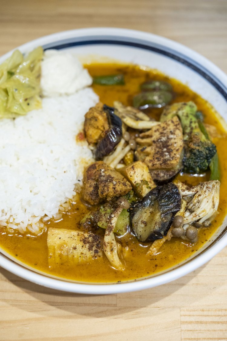 ヨーグルトとスパイスでマリネしたタンドリーチキン、ナスやブロッコリーなど素揚げした具も絶品のチキン野菜カレー980円。