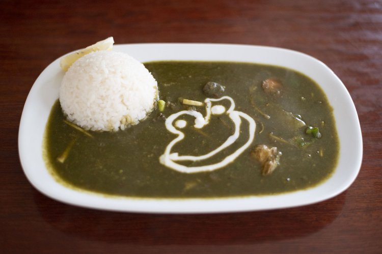 みどりのカレー850円はほうれん草のとろみとチーズのコクが癖に。