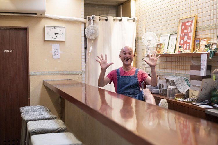 見た目は渋いが陽気な店主。