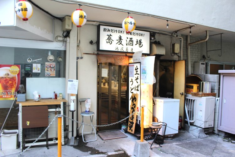 そば店というより立ち飲み店の雰囲気。