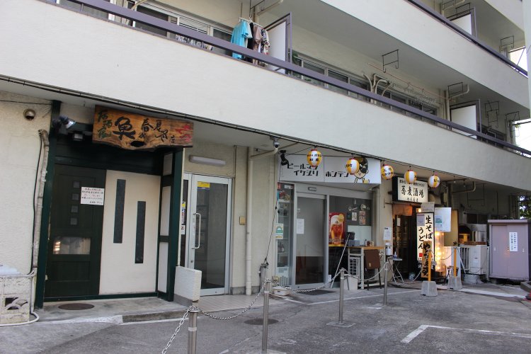 3軒並んだ一番奥が『池尻蕎麦』。