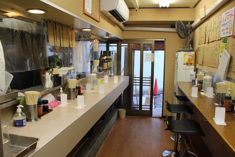 店内はカウンターのみでこじんまりしている。