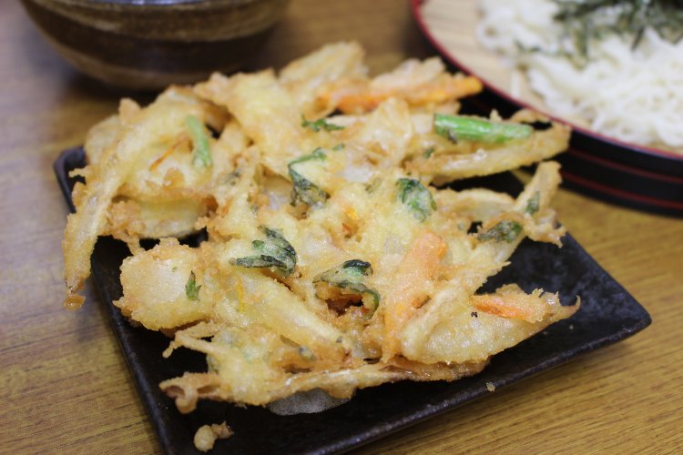 天ぷらは揚げたて。これはかき揚げで単品140円。