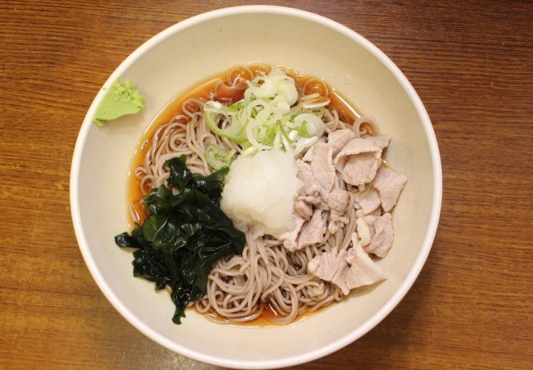 冷やしの肉そばは590円。さっぱりいけます。