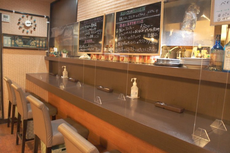 店内カウンター席。ファミリー席もあり、一人客から大人数まで楽しめる。