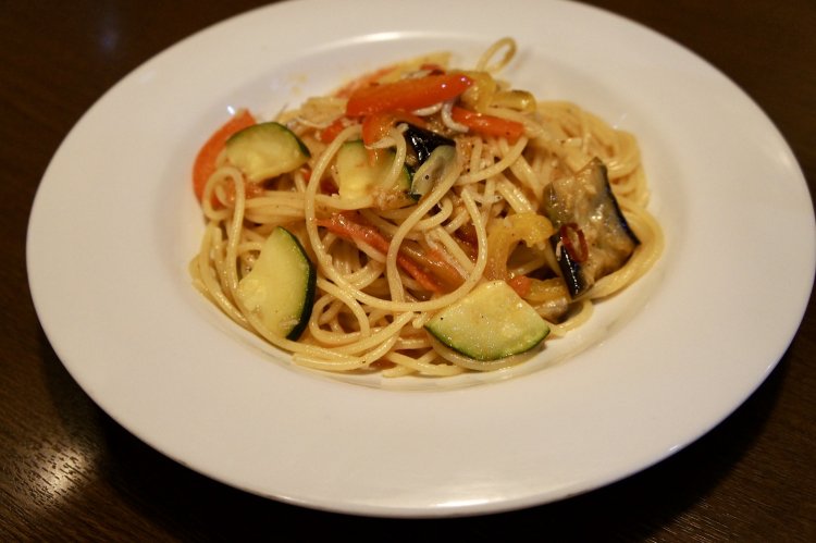 この日のパスタは、アンチョビと夏野菜のアーリオオーリオ。ランチメニューはAコース1000円と、Bコース1200円の2種類。