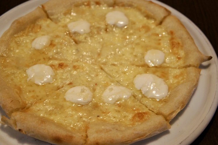 ランチコースメニューの一つ、四種チーズのピッツァ。パスタ・ピッツァ・リゾットから選べる。