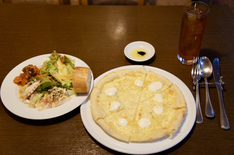 この日のＢコースメニュー、四種チーズのピッツァ。前菜も惜しみのないボリュームだ。