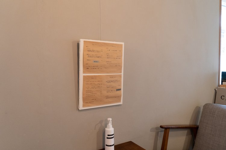 各テーブルに張り出されたメニュー。壁は自分たちで塗装したとのこと。