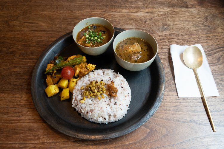 ３種盛りは1300円。左から野菜カレー、サバカレー、ポークカレー。