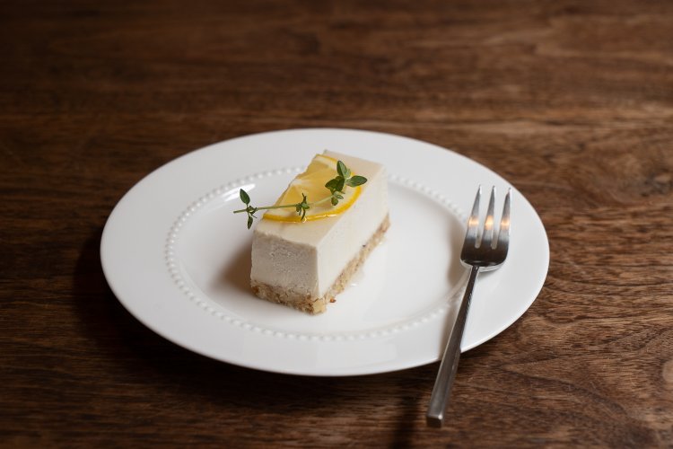 さわやかで口どけのいいローチーズケーキは600円で、乳製品不使用。ナッツ類が主な原料だ。