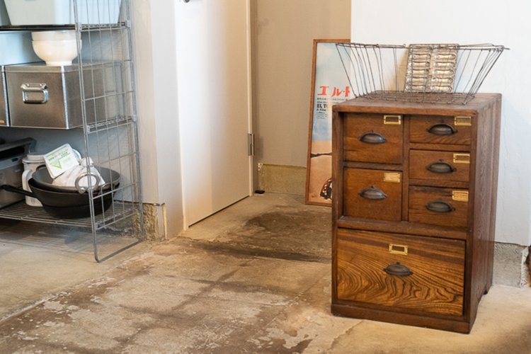 西荻窪の古道具屋とリサイクルショップで買い揃えた家具が印象的なインテリア。