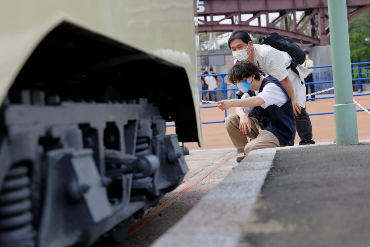 おおっと既に2人が本領発揮。床下機器が気になるご様子。ゆうえんちにいることを早速忘れそうだ！