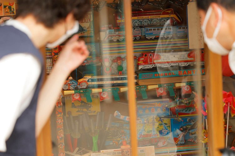 細部までこだわられた「夕日の丘商店街」。 往年のおもちゃに思わずキュン。