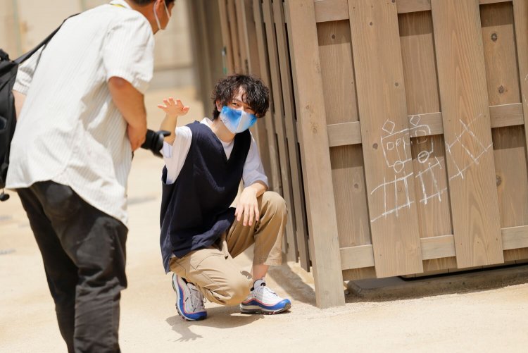 「助川さーん」と壮吾くん。電車のらくがきを商店街の裏で発見！