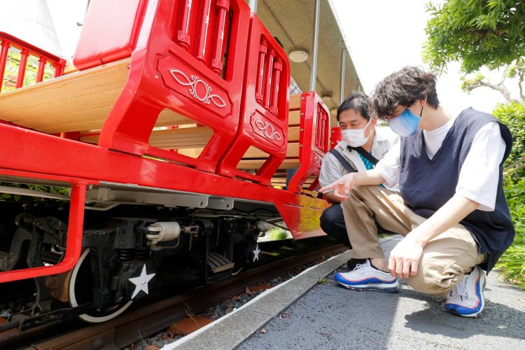 「あぁ、板バネなんだねぇ」「あ、ホントだ！！」とご満悦の2人。 再確認ですが、2人は本日ゆうえんちにきております。