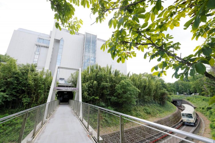 ゆうえんちで汗をかいたら『掬水亭』でリフレッシュ！『掬水亭』へ渡る橋は山口線の撮影ポイントとしてもおすすめ。