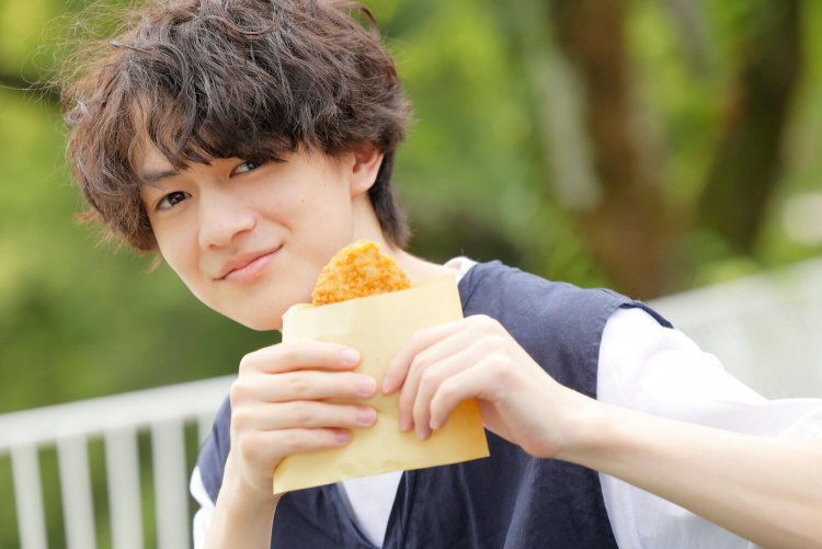 「肉のおほみ」では素朴な味わいの肉屋のクロケット（30園）をパクリ！